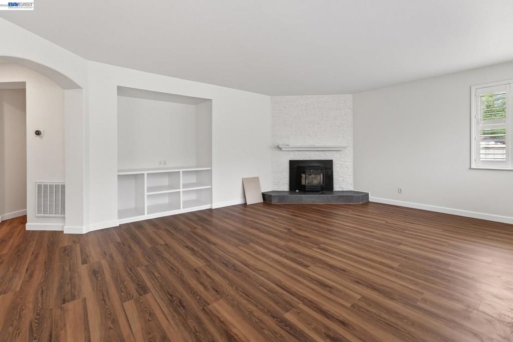 Image 19 of property listing at Address unavailable.