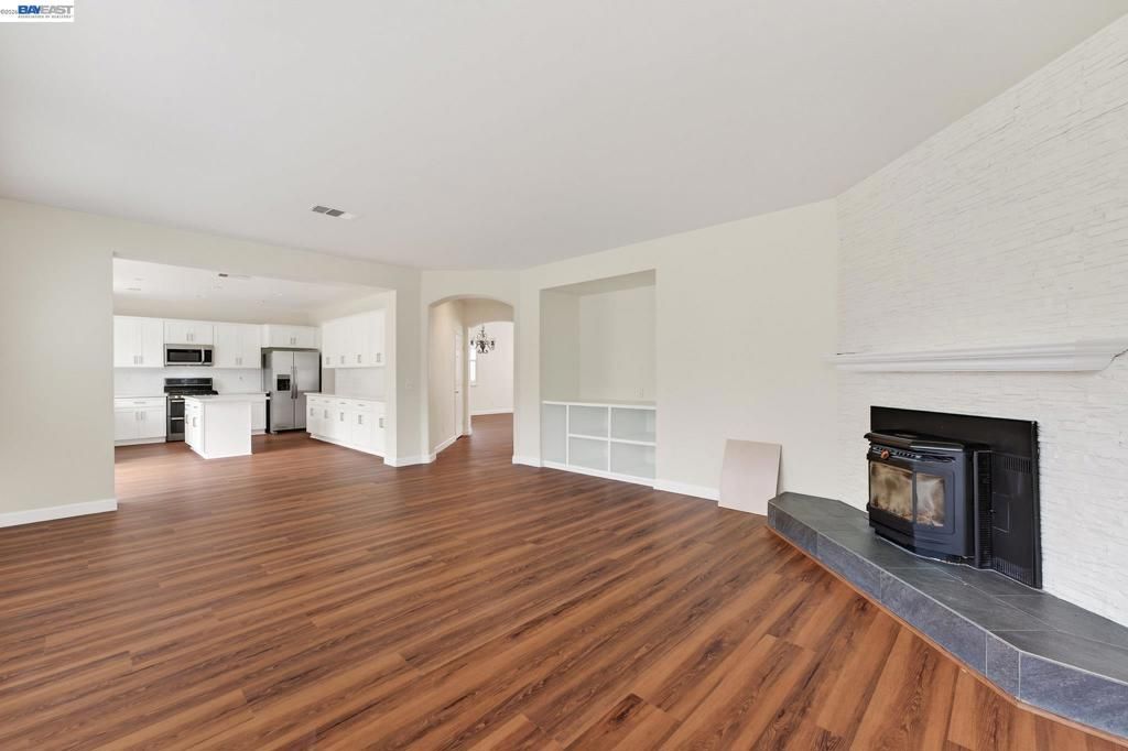 Image 21 of property listing at Address unavailable.