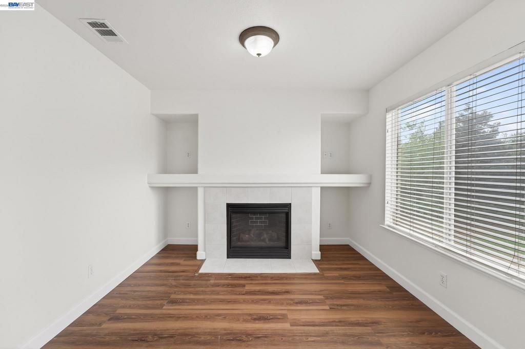 Image 28 of property listing at Address unavailable.