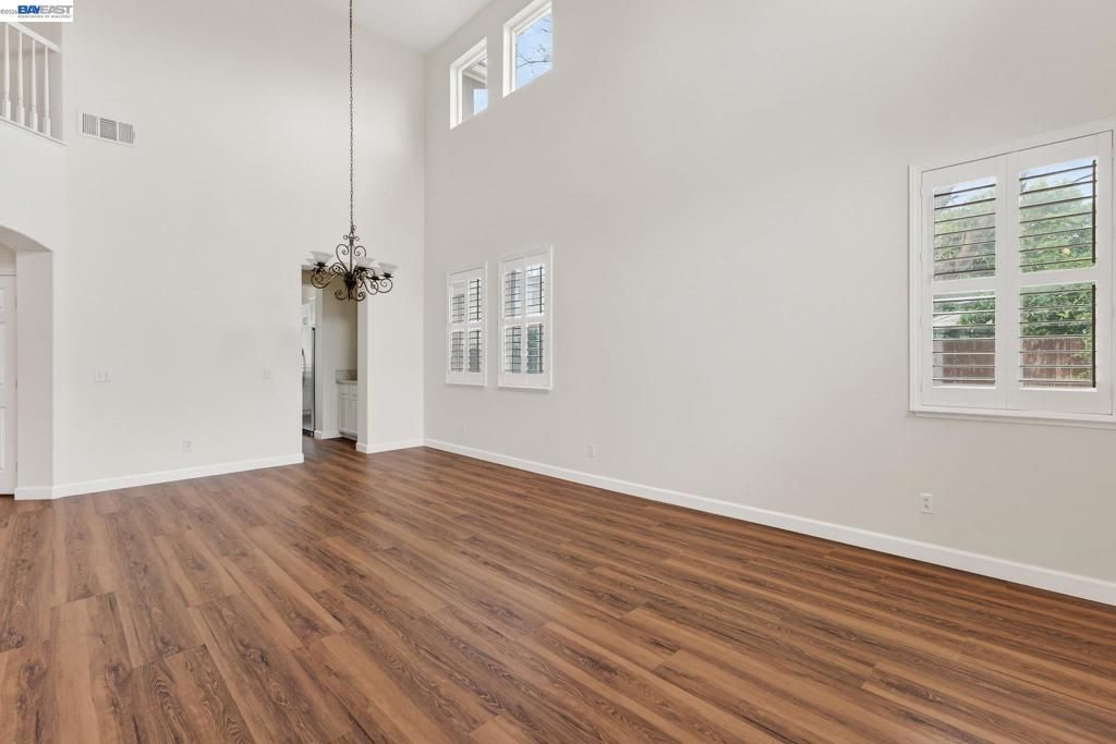 Image 7 of property listing at Address unavailable.