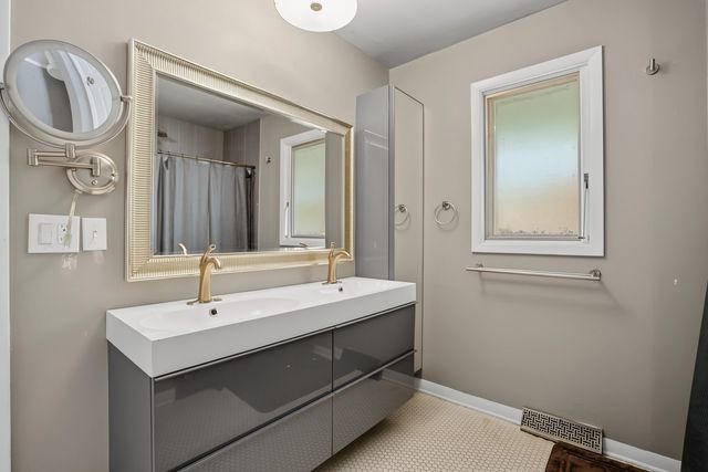 2606 Fairhaven Road, Davenport, IA 52803