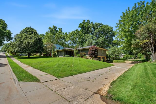 2606 Fairhaven Road, Davenport, IA 52803