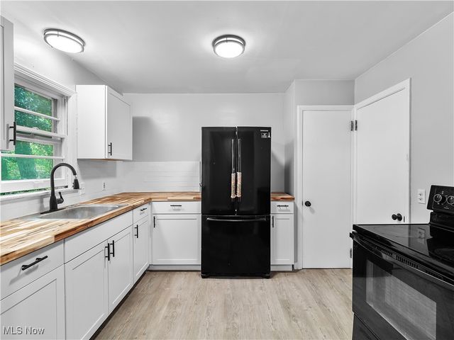 2195 N Taylor Road, Cleveland Heights, OH 44112