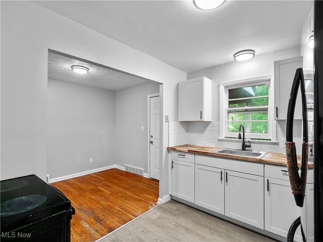 2195 N Taylor Road, Cleveland Heights, OH 44112