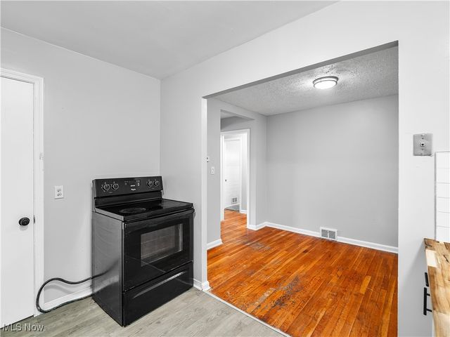 2195 N Taylor Road, Cleveland Heights, OH 44112