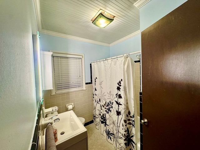 147 Berry St, Camden, TN 38320