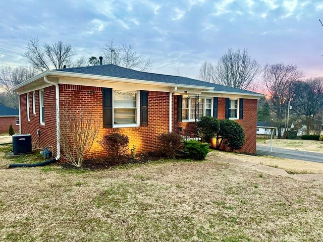147 Berry St, Camden, TN 38320