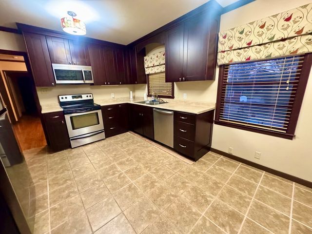 147 Berry St, Camden, TN 38320