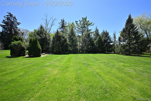 4655 Walnut Lake Road, Bloomfield Hills, MI 48301
