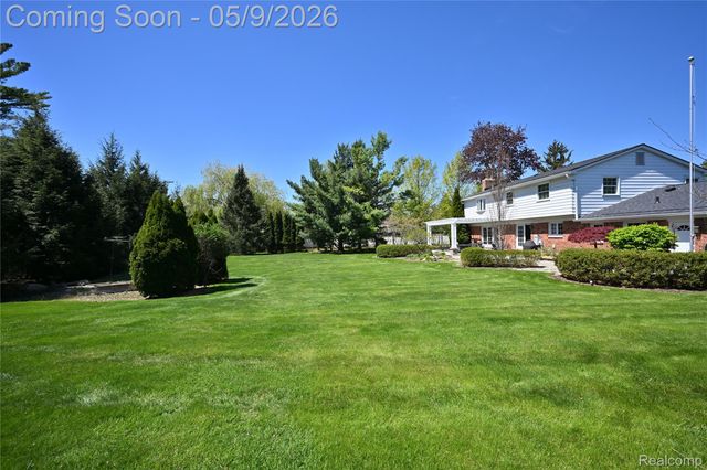 4655 Walnut Lake Road, Bloomfield Hills, MI 48301
