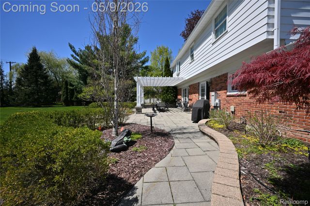 4655 Walnut Lake Road, Bloomfield Hills, MI 48301