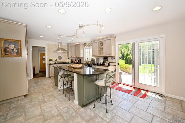 4655 Walnut Lake Road, Bloomfield Hills, MI 48301