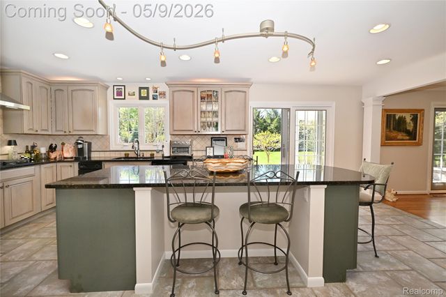 4655 Walnut Lake Road, Bloomfield Hills, MI 48301