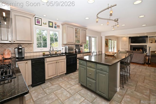4655 Walnut Lake Road, Bloomfield Hills, MI 48301