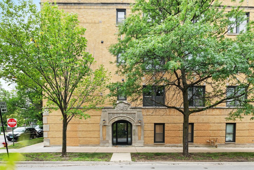 Image 1 of property listing at 6148 N Ravenswood Avenue 2, Chicago, IL 60660