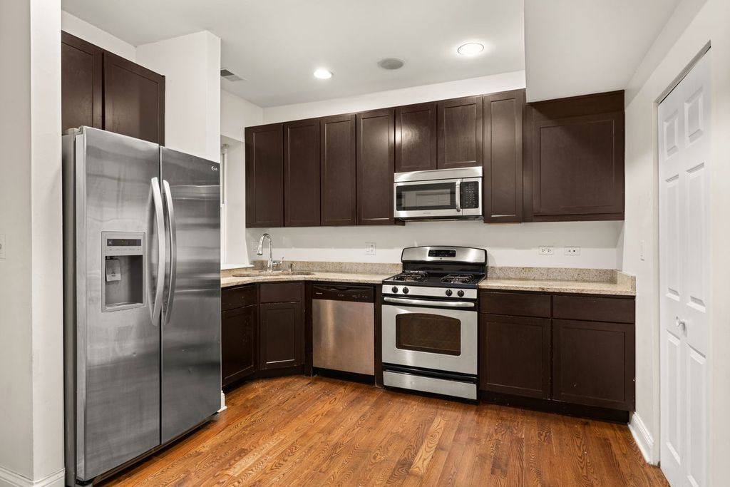Image 11 of property listing at 6148 N Ravenswood Avenue 2, Chicago, IL 60660