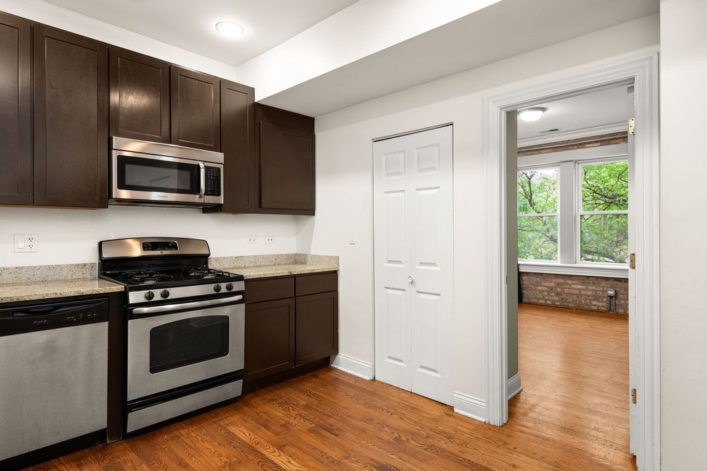 Image 13 of property listing at 6148 N Ravenswood Avenue 2, Chicago, IL 60660