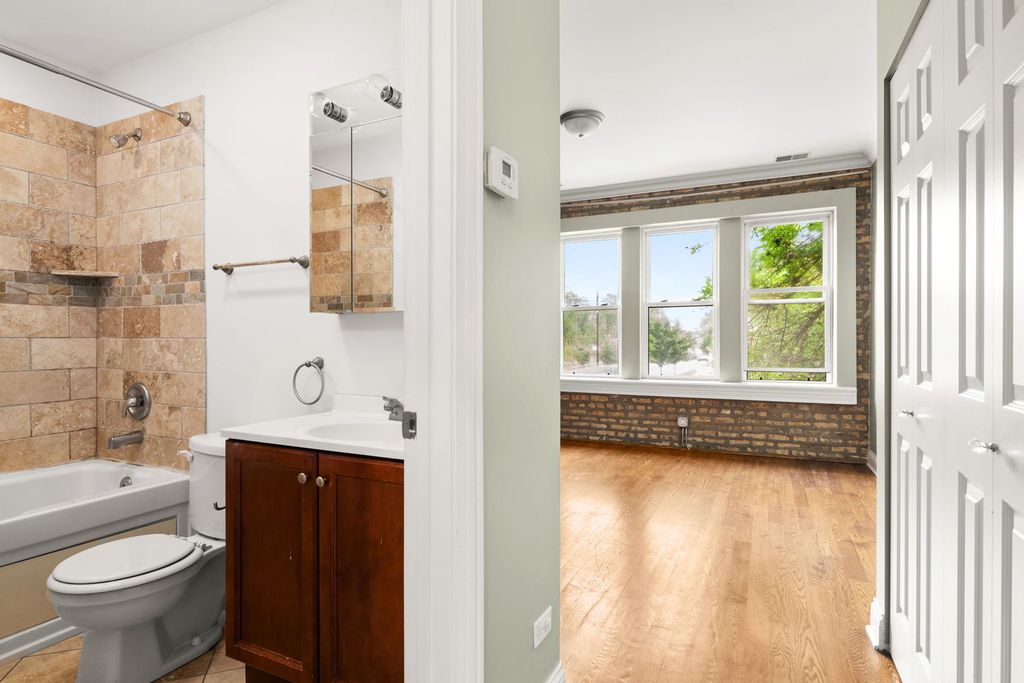 Image 16 of property listing at 6148 N Ravenswood Avenue 2, Chicago, IL 60660