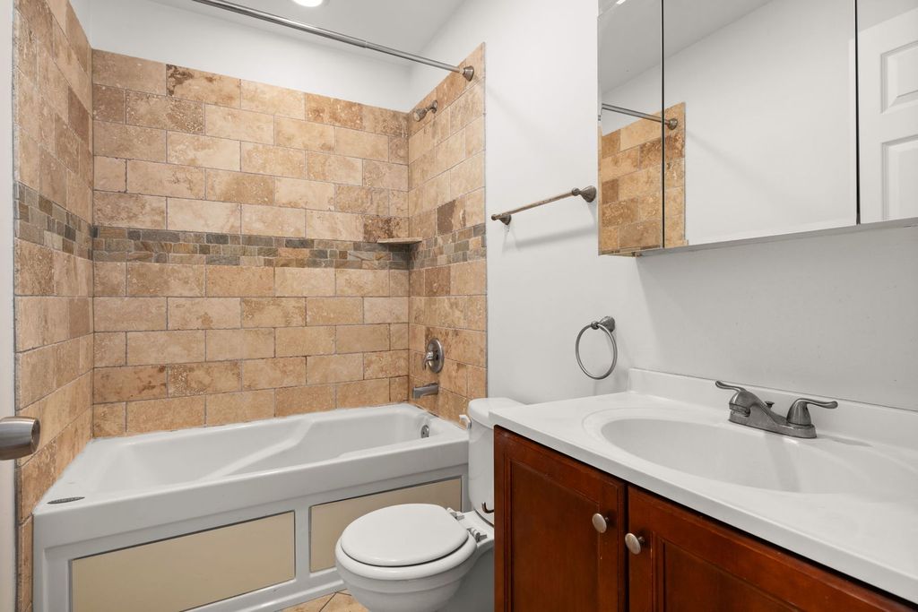 Image 17 of property listing at 6148 N Ravenswood Avenue 2, Chicago, IL 60660