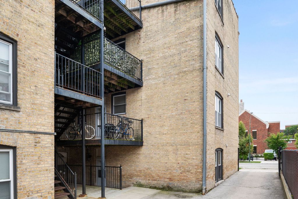 Image 24 of property listing at 6148 N Ravenswood Avenue 2, Chicago, IL 60660