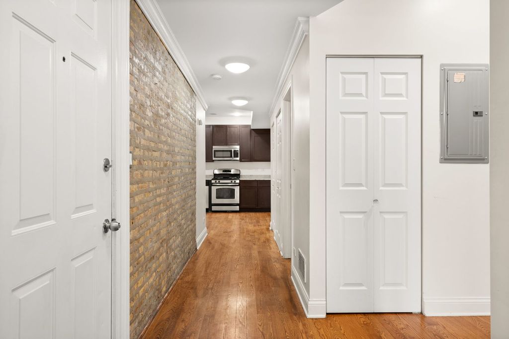 Image 7 of property listing at 6148 N Ravenswood Avenue 2, Chicago, IL 60660