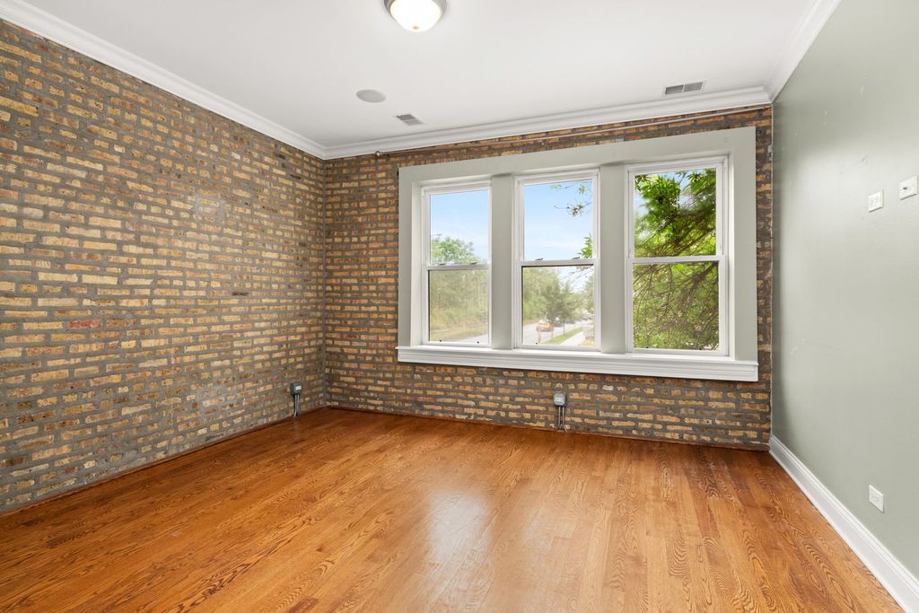 Image 9 of property listing at 6148 N Ravenswood Avenue 2, Chicago, IL 60660