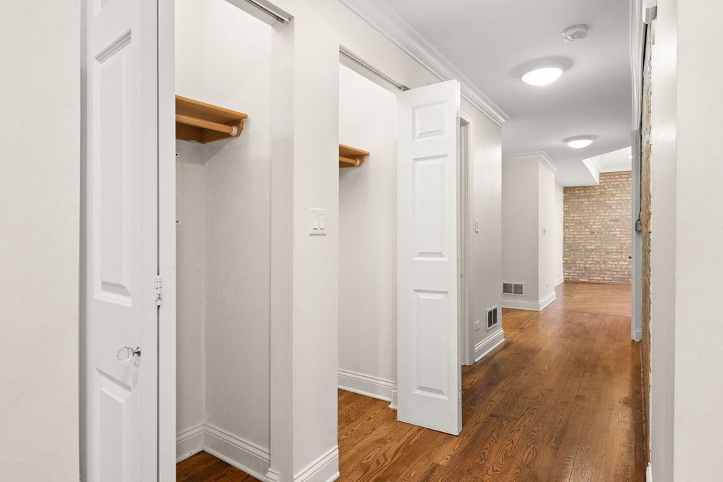 Image 10 of property listing at 6148 N Ravenswood Avenue 2, Chicago, IL 60660