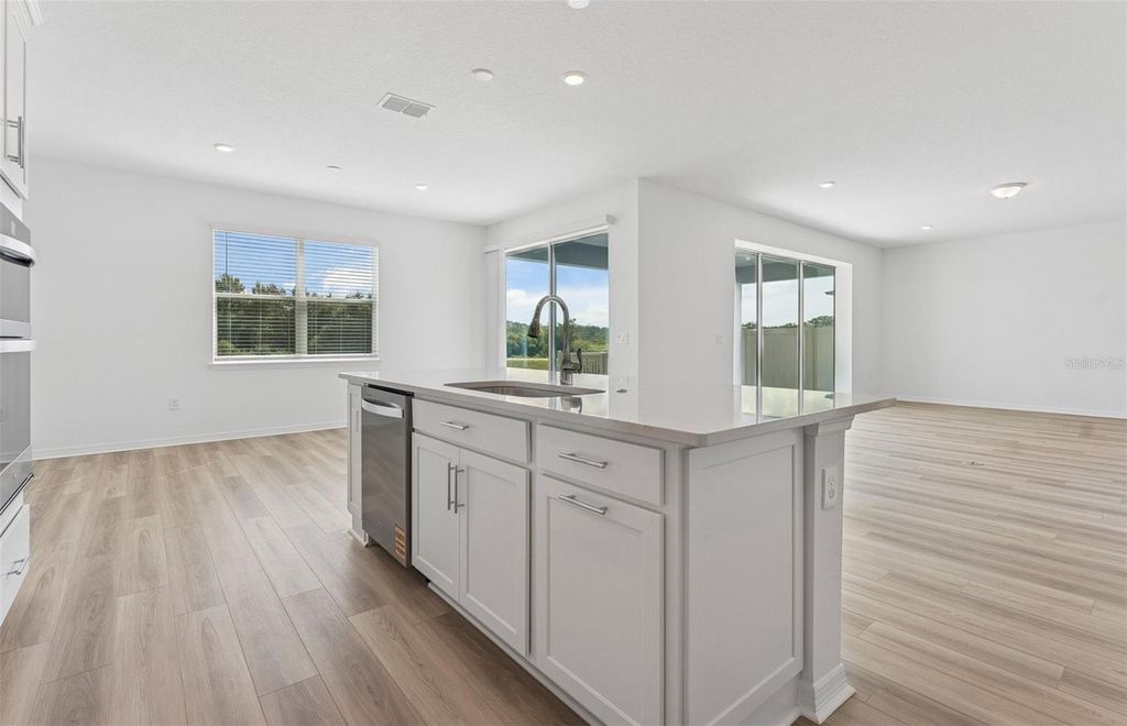 Image 4 of property listing at 1261 LAKERIDGE WAY, Lake Alfred, FL 33850