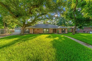 11 Whittier Drive, Friendswood, TX 77546
