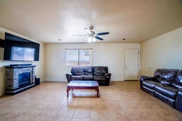 337 4th Avenue SW, Rio Rancho, NM 87124