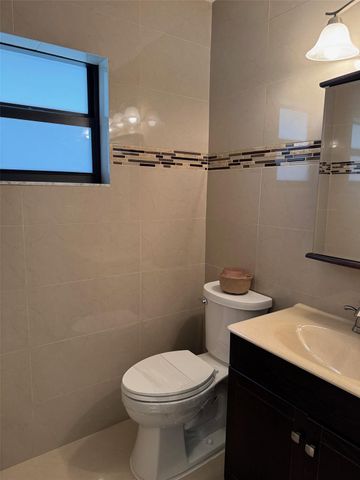 18 Capitol Ct, Deerfield Beach, FL 33442