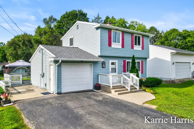 917 E Evergreen Street, Greenville, MI 48838