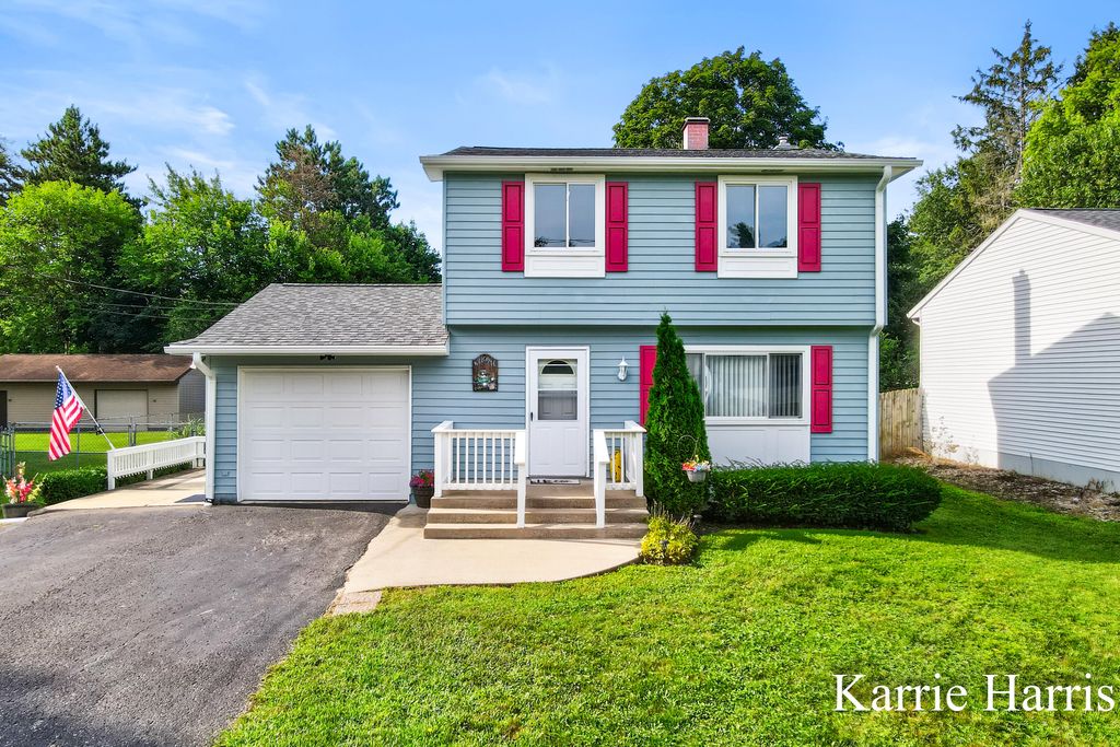 917 E Evergreen Street, Greenville, MI 48838
