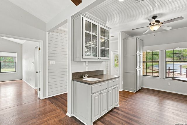 160 Creekwood Ct, Spring Branch, TX 78070