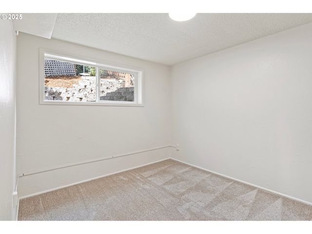 3835 ONYX St, Eugene, OR 97405
