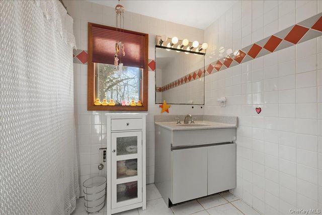 11 Muriel Road, Port Washington, NY 11050