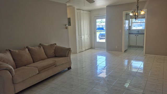 2805 Crosley Drive E Apt E, West Palm Beach, FL 33415