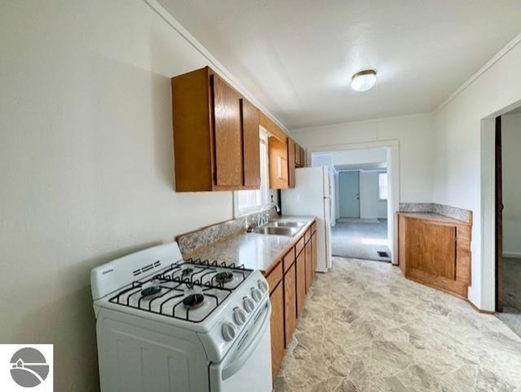 Image 4 of property listing at 346 N Grover Street, Alma, MI 48801