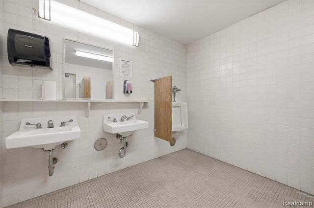 10421 Middlebelt Road, Romulus, MI 48174
