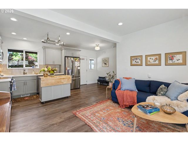 8800 Ne COUCH St, Portland, OR 97220
