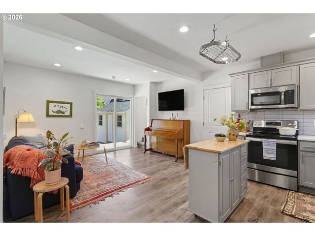 8800 Ne COUCH St, Portland, OR 97220