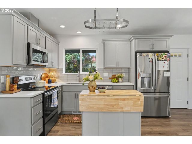 8800 Ne COUCH St, Portland, OR 97220