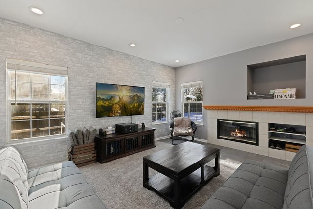 1804 Thornapple Way, Aurora, IL 60504