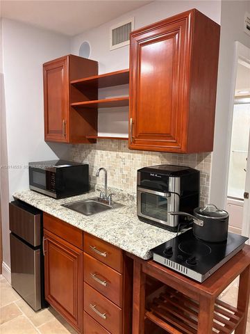2780 NE 183rd St 1, Aventura, FL 33160