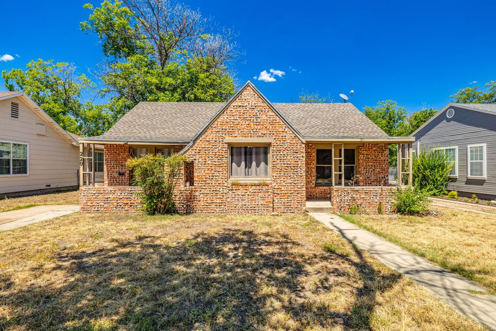 Image 1 of property listing at 220 N Adams Street, San Angelo, TX 76901