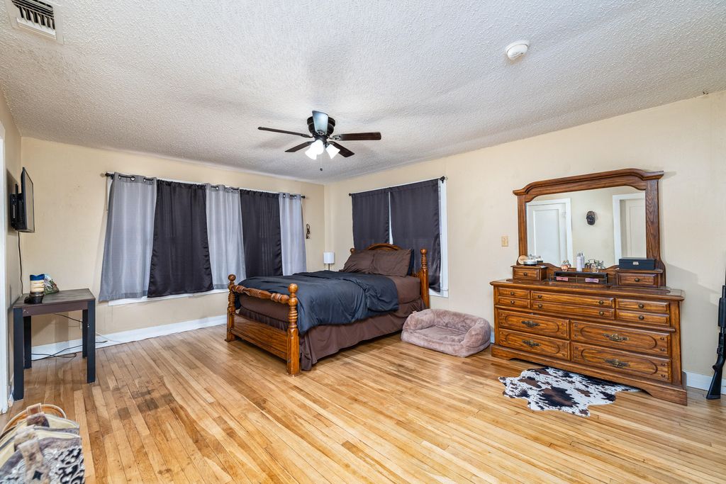 Image 10 of property listing at 220 N Adams Street, San Angelo, TX 76901