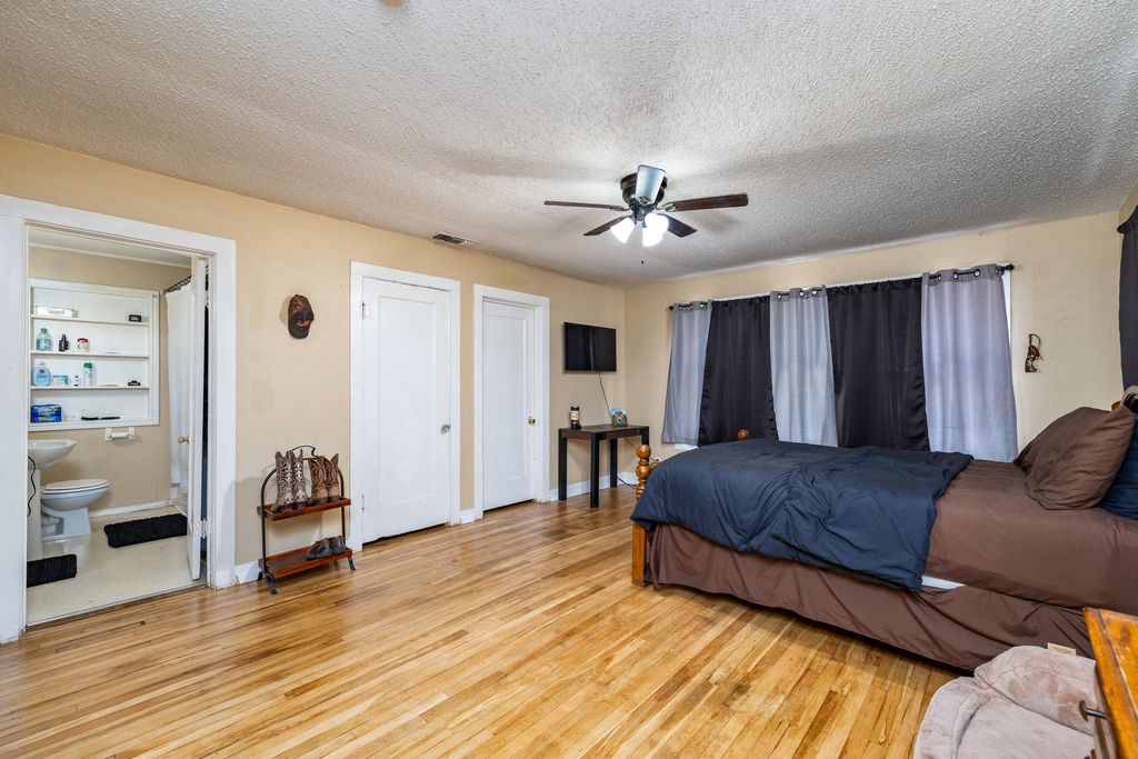 Image 11 of property listing at 220 N Adams Street, San Angelo, TX 76901