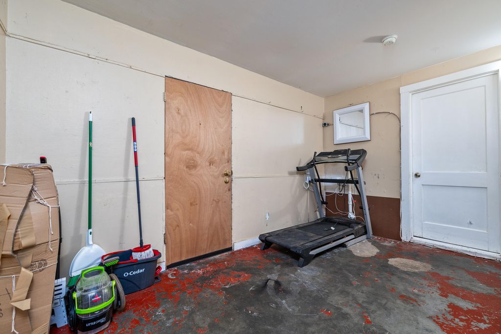 Image 14 of property listing at 220 N Adams Street, San Angelo, TX 76901