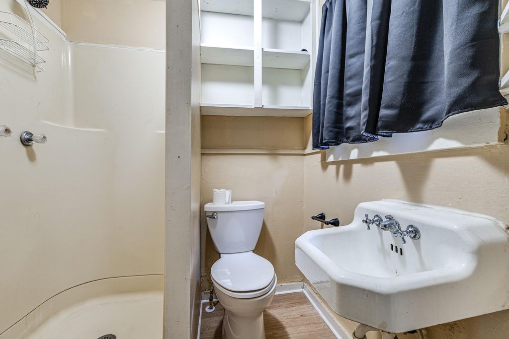 Image 16 of property listing at 220 N Adams Street, San Angelo, TX 76901