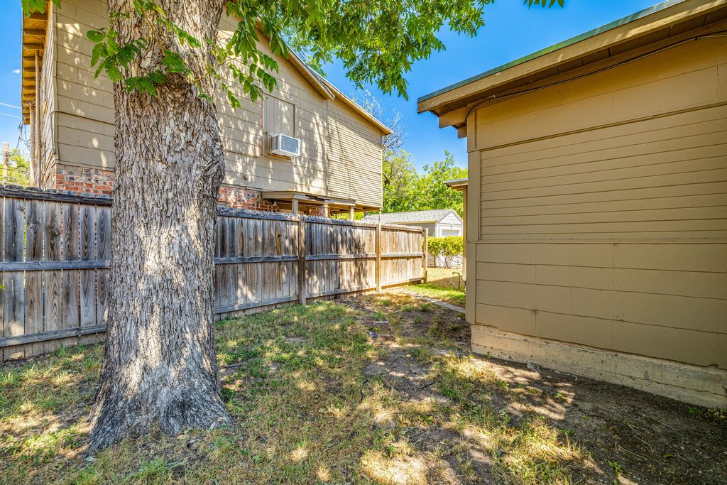Image 17 of property listing at 220 N Adams Street, San Angelo, TX 76901